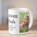 Abuela Te Amamos Personlig Photo Kaffemugg<br><div class="desc">Fira en älskad abuela med den här anpassningsbarnas fotodesign mugg. Du kan lägga till två foton av ett barnbarn eller barnbarn, anpassa uttrycket till "Te Amo" eller "Te Amamos" och anpassa hur hon behandlas ("Abuela", "Abuelita", "Tita" osv.). Du kan också lägga till barnbarns eller barnbarns namn och år (om du...</div>