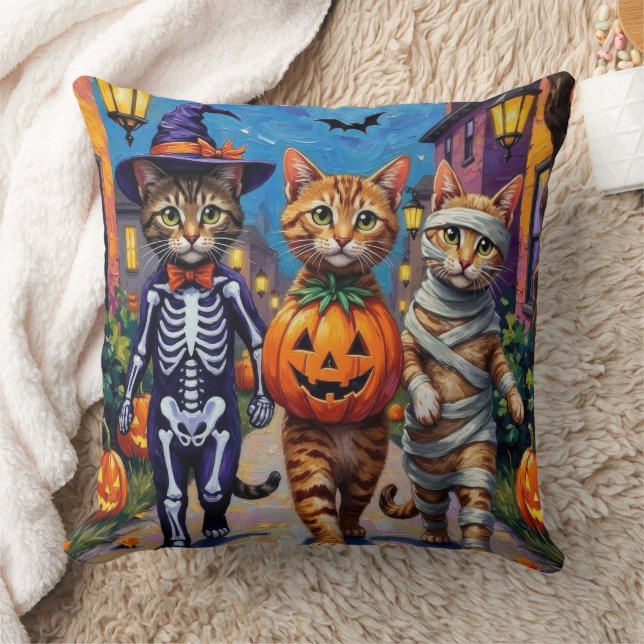 Abyssinska katter som söker godis på Halloween Kudde (Filt)