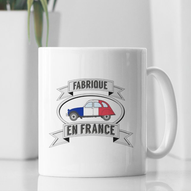 Abzeichen Oldtimer 2cv fabrique en France Kaffemugg (2CV Mug in Black with a Red White Blue Deux Chevaux Illustration)