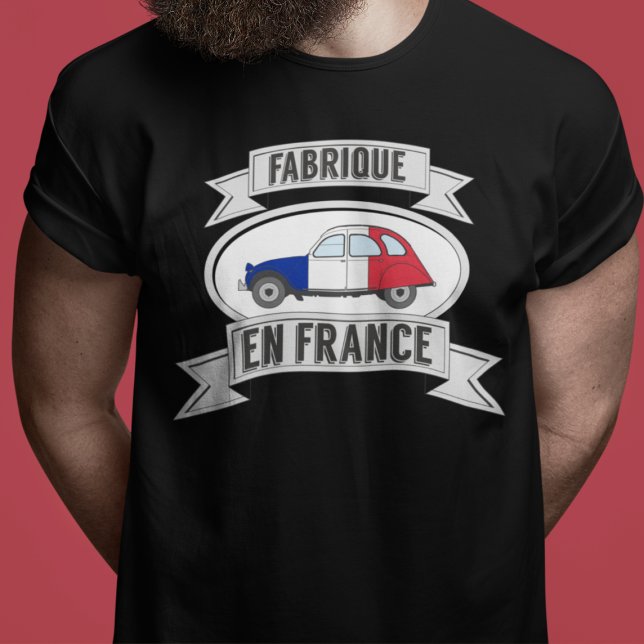 Abzeichen Oldtimer 2cv fabrique en France T Shirt (2CV T-Shirt in Black with a Red White Blue Deux Chevaux Illustration)