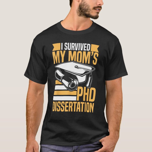 Academic PhD Candidate I Survived my Mom s PhD Dis T Shirt (Framsida)