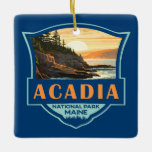 Acadia National Park Illustration Retro Badge Julgransprydnad Keramik<br><div class="desc">Konstruktion för Acadia-vektorgrafik. Acadias nationalpark ligger främst på Maine's Mount Desert Island. Dess landskap kännetecknas av skogsmark,  klippta stränder och glaciärskade granittoppar som Cadillac Mountain.</div>