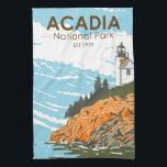 Acadia National Park Pub Harbour Lighthouse Kökshandduk<br><div class="desc">Konstruktion för Acadia-vektorgrafik. Acadias nationalpark ligger främst på Maine's Mount Desert Island. Dess landskap kännetecknas av skogsmark,  klippta stränder och glaciärskade granittoppar som Cadillac Mountain.</div>