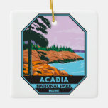 Acadia nationalpark Maine Pub Harbor Vintage Julgransprydnad Keramik<br><div class="desc">Konstruktion för Acadia-vektorgrafik. Acadias nationalpark ligger främst på Maine's Mount Desert Island. Dess landskap kännetecknas av skogsmark,  klippta stränder och glaciärskade granittoppar som Cadillac Mountain.</div>