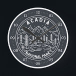 Acadia nationalpark Pub Harbor Monoline Rund Klocka<br><div class="desc">Konstruktion för akadia-monolingor. Acadias nationalpark ligger främst på Maine's Mount Desert Island. Dess landskap kännetecknas av skogsmark,  klippta stränder och glaciärskade granittoppar som Cadillac Mountain.</div>