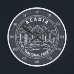 Acadia nationalpark Pub Harbor Monoline Rund Klocka<br><div class="desc">Konstruktion för akadia-monolingor. Acadias nationalpark ligger främst på Maine's Mount Desert Island. Dess landskap kännetecknas av skogsmark,  klippta stränder och glaciärskade granittoppar som Cadillac Mountain.</div>