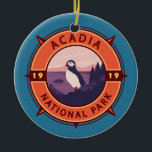 Acadia nationalpark Puffin Retro Compass Emblem Julgransprydnad Keramik<br><div class="desc">Konstruktion för Acadia-vektorgrafik. Acadias nationalpark ligger främst på Maine's Mount Desert Island. Dess landskap kännetecknas av skogsmark,  klippta stränder och glaciärskade granittoppar som Cadillac Mountain.</div>