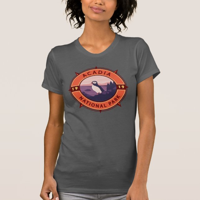 Acadia nationalpark Puffin Retro Compass Emblem T Shirt (Framsida)