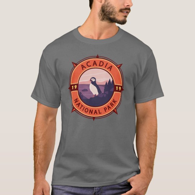 Acadia nationalpark Puffin Retro Compass Emblem T Shirt (Framsida)