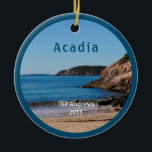 Acadia Sand Beach nationalpark Maine Julgransprydnad Keramik<br><div class="desc">Aadia Sand Beach nationalpark Maine Ornament. Det första stoppet på Acadias nationalparksslinga är Sand Beach. Anpassa den vackra högupplösta bilden med din familj Namn och året du besökte. Du kan också ändra framfotot med ett semesterfoto och den vackra Acadia-bilden förblir densamma på baksidan.</div>