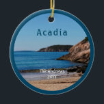 Acadia Sand Beach nationalpark Maine Julgransprydnad Keramik<br><div class="desc">Aadia Sand Beach nationalpark Maine Ornament. Det första stoppet på Acadias nationalparksslinga är Sand Beach. Anpassa den vackra högupplösta bilden med din familj Namn och året du besökte. Du kan också ändra framfotot med ett semesterfoto och den vackra Acadia-bilden förblir densamma på baksidan.</div>