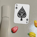 Ace of Spades Black and White-spelkort Magnet<br><div class="desc">Den här designen är gjord för att se ut som en spade-uppspelningskort eller ett trumfkort och har en svartvit bild av spade.</div>