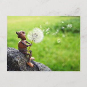 Acorn Elf blåser in i dandelion Vykort