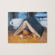 Acorn Elf läser ett pussel i bok