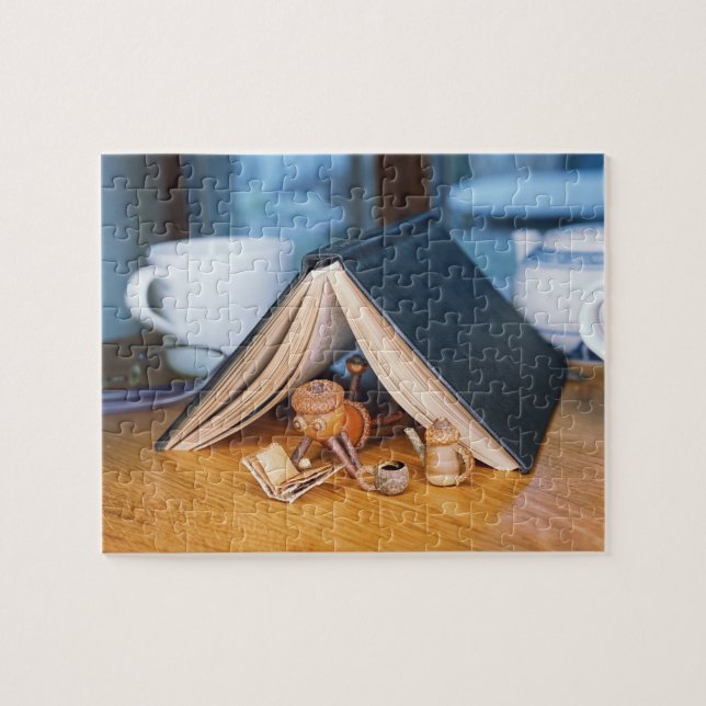 Acorn Elf läser ett pussel i bok (Horisontell)