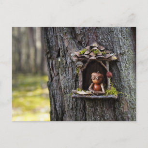Acorn elf tittar från fönstret vykort