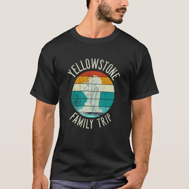 Active Geyser YELLOWSTONE Family Trip T Shirt (Framsida)