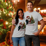 Adam Scottie Hund Personlig T Shirt<br><div class="desc">Nu är det en skotsk hund jul! Alla klädda för Santa,  han är sport och Adam tartan båge. Bära till julfester,  kontor party,  klan och shopping! Du kan anpassa utrymmet för God jul till vad du vill eller lämna det som det är! Glad helg!</div>