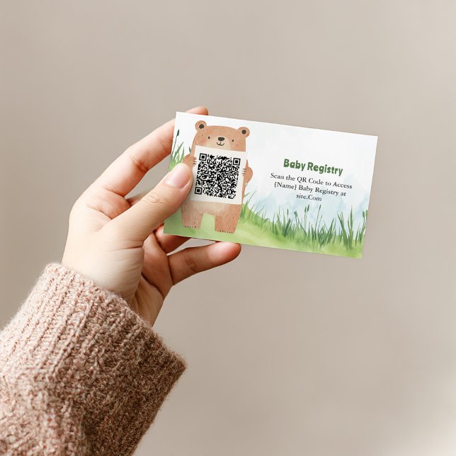 Adapter för QR-kodregister för felsökning Tilläggskort (Cute bear holding QR code for baby registry on grass background.)