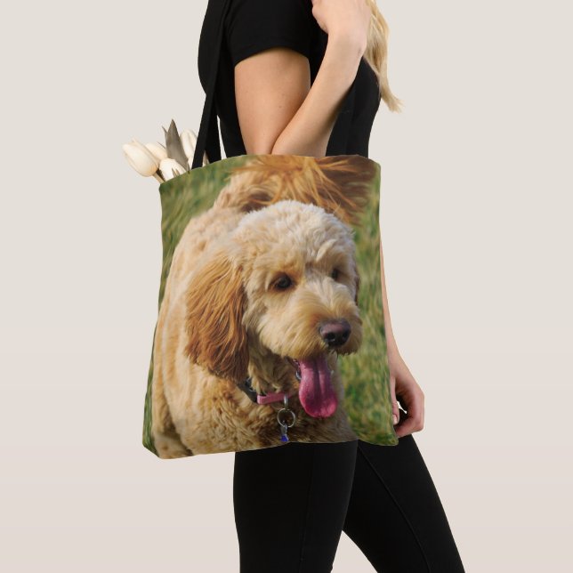 Adderande Goldendoodle-Hund Tygkasse (Närbild)