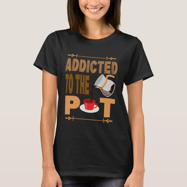 Addicted to the Pod  Coffee Alert Apparel Barista  T Shirt (Framsida)