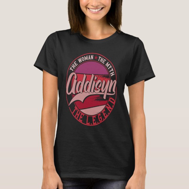 Addisyn Dam i Myth the Legend T Shirt (Framsida)