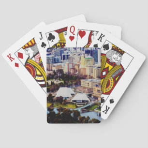 Adelaide beskådar spel kort