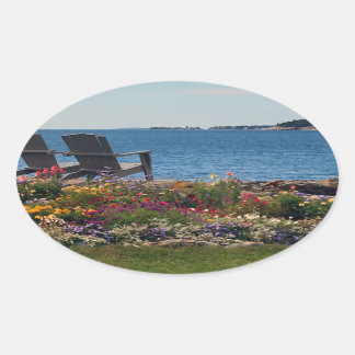 Adirondack-stolar längs Shore i Öster Boothbay Ovalt Klistermärke