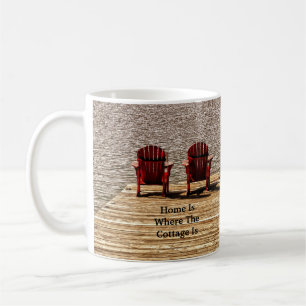 Adirondack-stolar, röda hem, är där stugan är kaffemugg