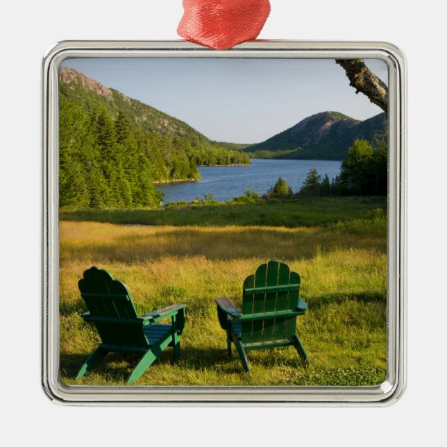 Adirondackstolar på gräsmattan vid Jordan Julgransprydnad Metall (Framsidan)