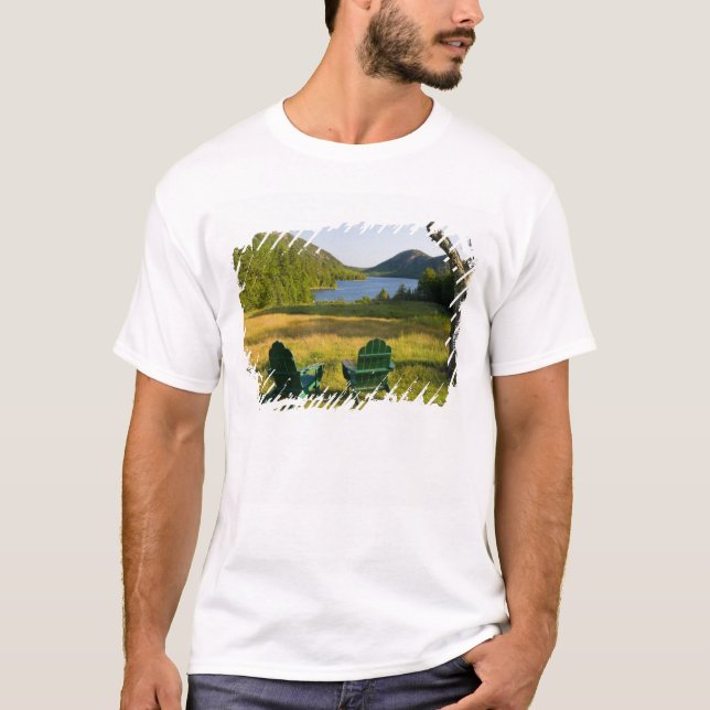 Adirondackstolar på gräsmattan vid Jordan T Shirt (Framsida)
