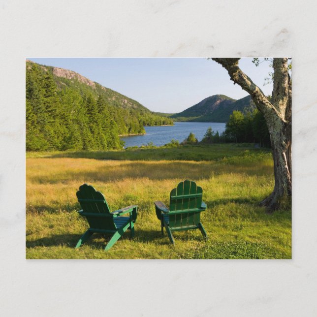 Adirondackstolar på gräsmattan vid Jordan Vykort (Framsida)