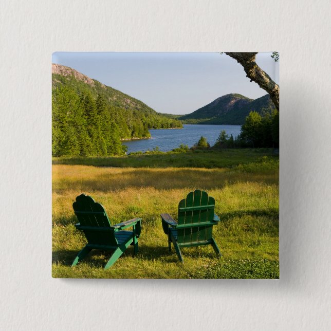 Adirondackstolarna på gräsmattan i Jordan Knapp (Framsida)