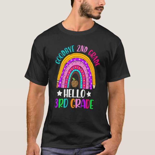 Adjö 2:a klass Hej 3:e klass Regnbågslärare  T Shirt (Framsida)