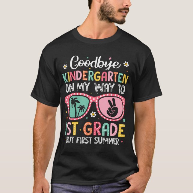 Adjö Kindergarten Hej 1st Klass Studenten He T Shirt (Framsida)