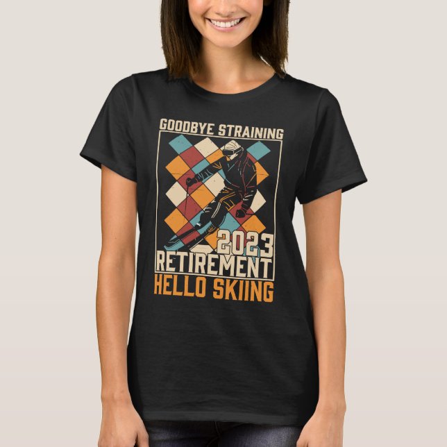 Adjö Straining Hej Skiing Pension 2023 T Shirt (Framsida)