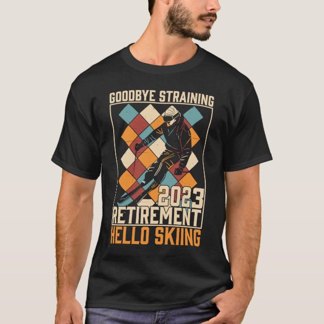 Adjö Straining Hej Skiing Pension 2023 T Shirt (Framsida)