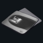Adobe Passage Southwest-foto Laptop sleeve<br><div class="desc">Snyggt laptop sleeve har ett svart och vitt foto av en adobe-passage. Det sydvästra fotot har underbart djup och börjar med en rundad öppning i en adobe-vägg. Utöver detta leder en passage med svart innehåll till ett gårdsplan som har slagits i solljus. Den äggvägg som ligger längst från synhåll innehåller...</div>