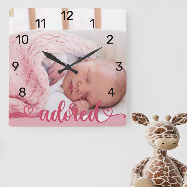 Adobes Flicka Photo Rosa Nursery Fyrkantig Klocka (New baby photo clock for the nursery lettered with "adored" and decorated with love hearts)