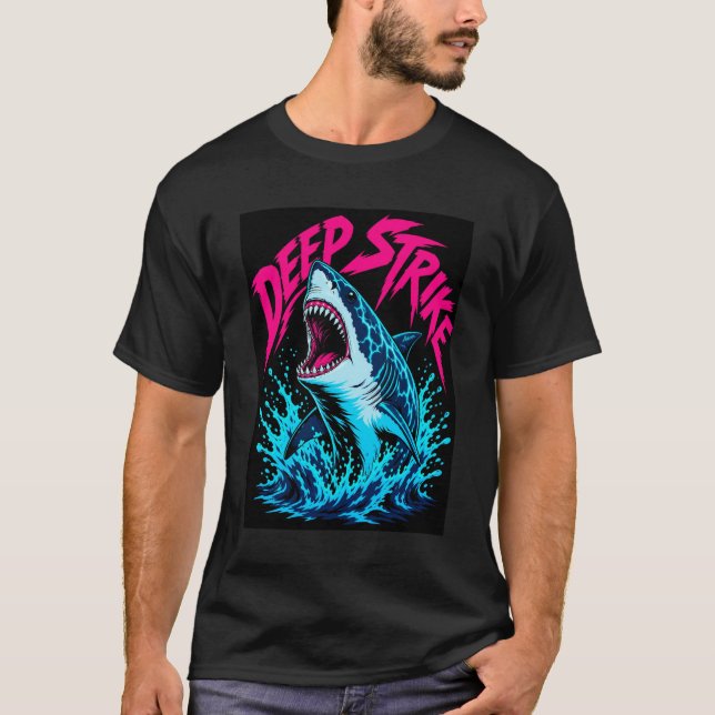 ADOM Deep Strike Hajgrafik T Shirt (Framsida)
