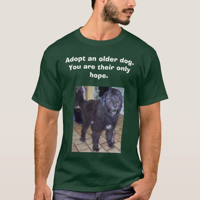 adoptera en äldre hund, monty.          Du är… Tee Shirt (Framsida)