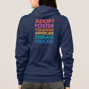 Adoptera vårdar volontären som förkämpen doner t-shirt