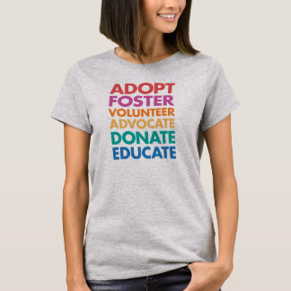 Adoptera vårdar volontären som förkämpen donerar t-shirt