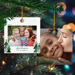 Adoption Foto Rustic Träd, första julen Julgransprydnad Keramik<br><div class="desc">Första jul som familj! Perfekt för adoptioner, fosterföräldrar, Gotchadagen, Homecoming Firande eller Familjedagen! Den nutida, moderna och rustiska julklapp - Helgdag på fototorget, med vackra små skogar av Julgranar och God jul i modern typografi. Lägg till 2 av dina favoritfoton för perfektens ornament! Kontakta oss på cedarandstring@gmail.com om du behöver...</div>