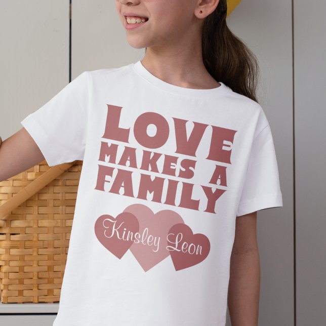 Adoption Heares "Kärlek gör en familj" Anpassat na T Shirt ("love makes a family" adoption day t-shirt. Pink with roses and custom name)