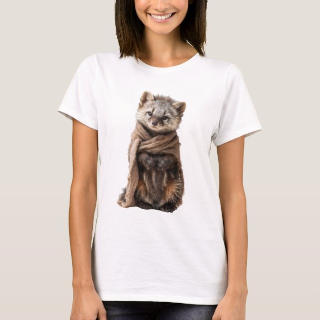 Adorable Baby Raccoon Illustration with Wool Scarf T Shirt (Framsida)
