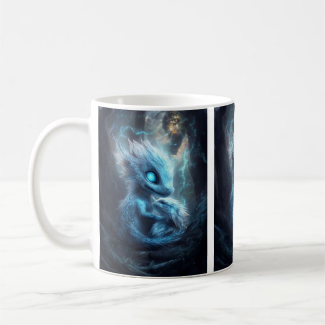 Adorable Bébé Dragon dans une Forêt Enchantée Kaffemugg (Vänster)