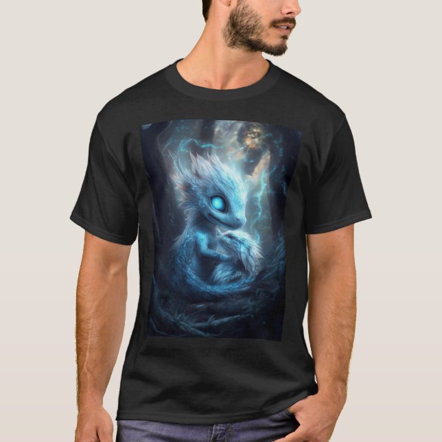 Adorable Bébé Dragon dans une Forêt Enchantée T Shirt (Framsida)