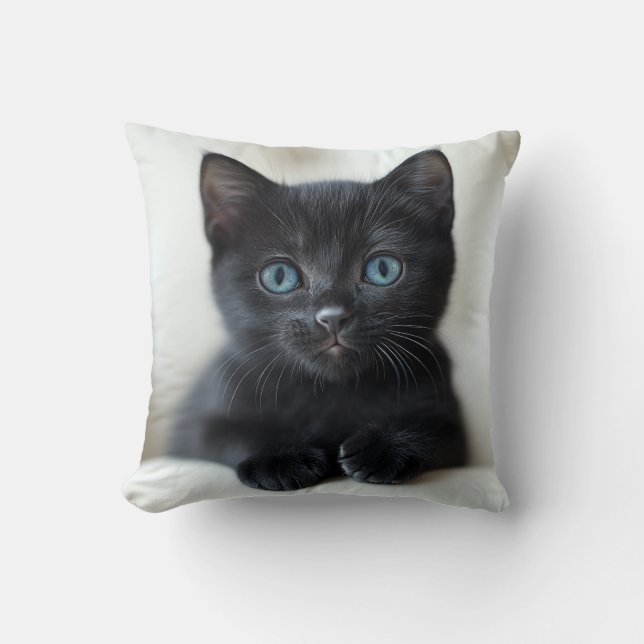 Adorable Black Kitten with Striking Blue Eyes Port Kudde (Framsida)