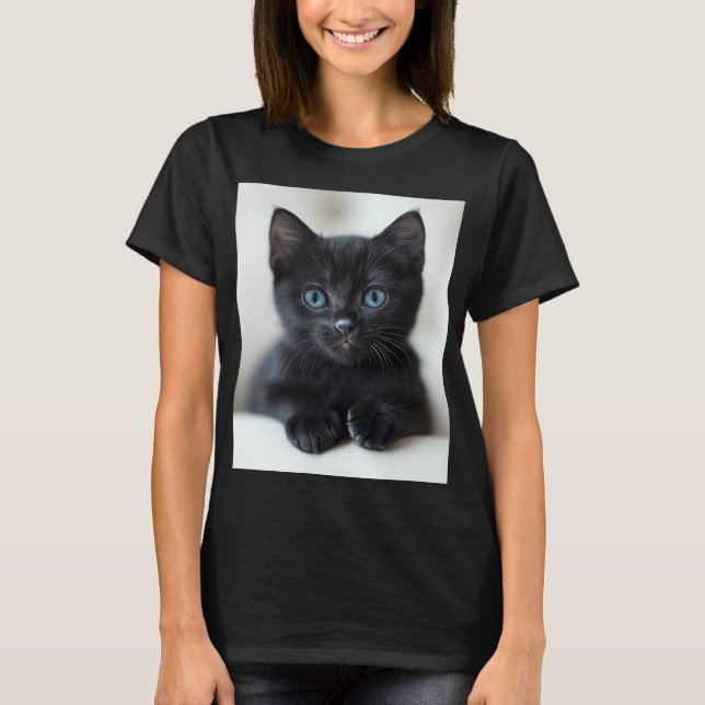Adorable Black Kitten with Striking Blue Eyes Port T Shirt (Framsida)